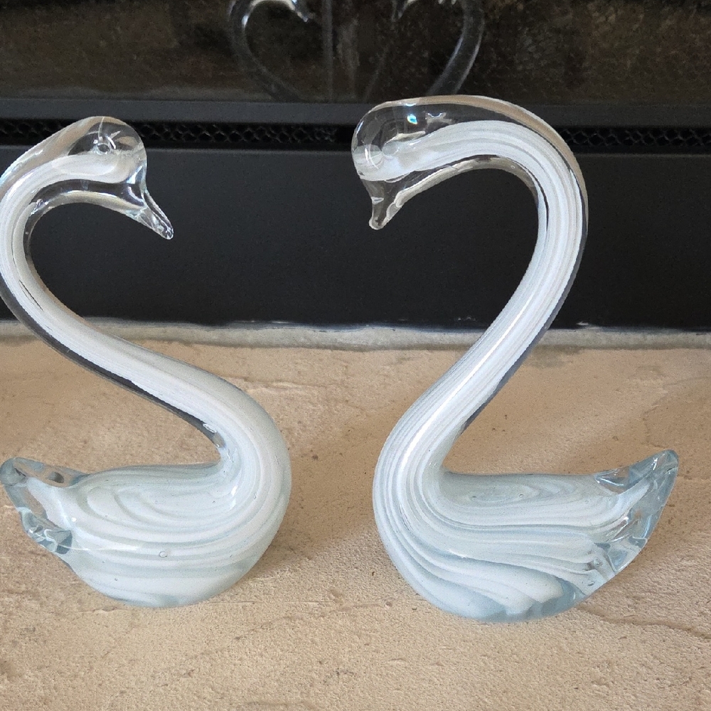 Elegant Glass Swan Figurines - White and Clear